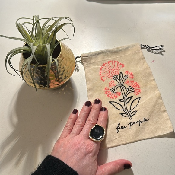 FREE PEOPLE black + gold enamel statement ring | size 8 | perfect condition ❤️ - Picture 7 of 7